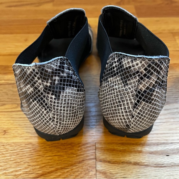 LAST CHANCE: The FLEXX Brand Snake Black & White Pattern Sandals - Picture 4 of 8